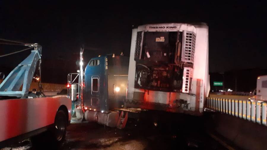 Caos vial en la México-Puebla por un accidente de tráiler