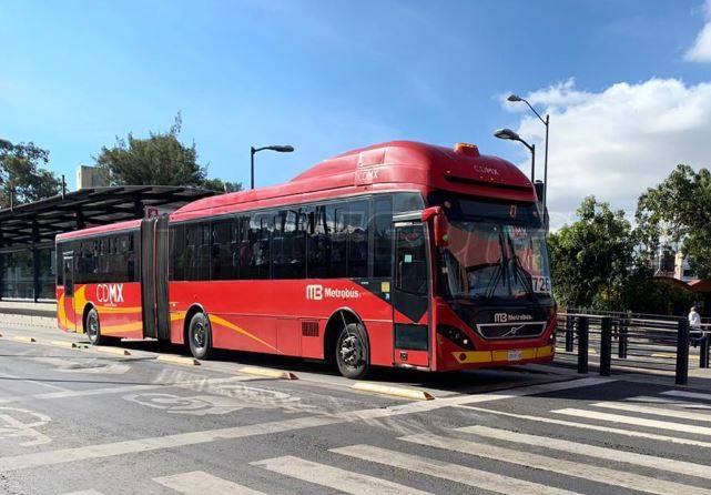 Metrobús lanza campaña de silencio para que sus usuarios no platiquen durante trayectos