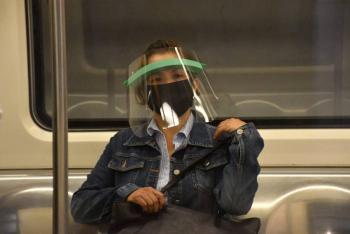 Comenz&oacute; el reparto de caretas protectoras en el Metro
