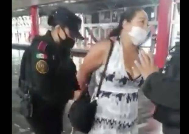 Detienen a mujer en el metro de Monterrey por no usar cubrebocas y ser agresiva