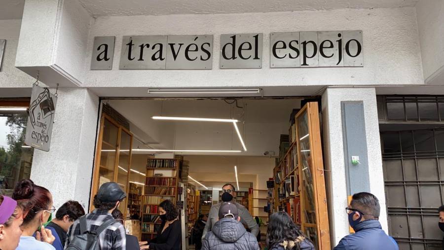 Se despide con remate de libros “A través del espejo”