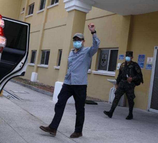 Presidente de Honduras deja el hospital tras superar al Covid-19