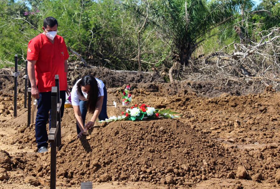 Crean fosas comunes, tras colapso de cementerios en Bolivia