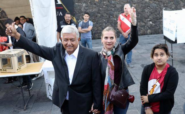 No es con mi familia: AMLO a adversarios