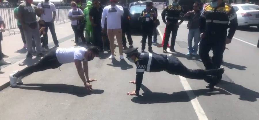 Enfrentamiento entre músculos vs policía de transito en plena plancha del zócalo capitalino