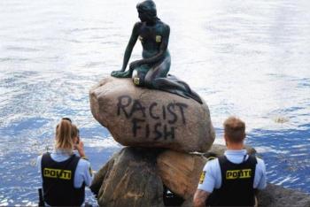 Vandalizan estatua “La Sirenita” de Copenhague con el lema “pez racista”