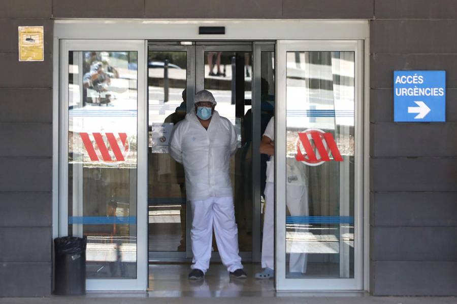 Espa&ntilde;a confina a m&aacute;s de 200 mil personas tras rebrote de Covid-19