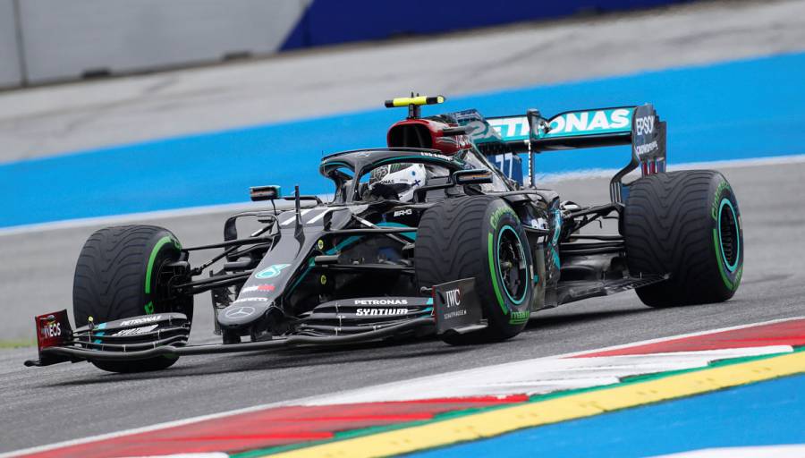 Valtteri Bottas le quita la pole a Lewis Hamilton en Austria