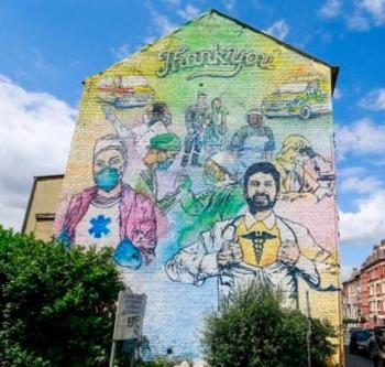 Artistas callejeros pintan mural en Bruselas en honor al personal que combate el Covid-19