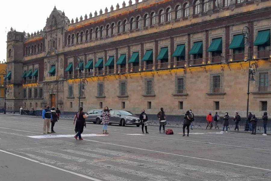 Familiares de víctimas de feminicidio protestan frente a Palacio Nacional