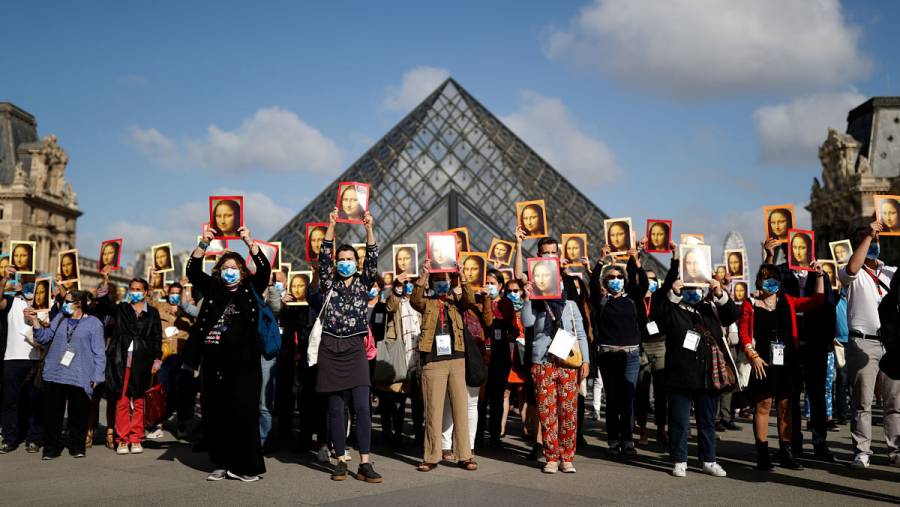 ¡No se olviden de nosotros! Guías turísticos protestan frente al Louvre