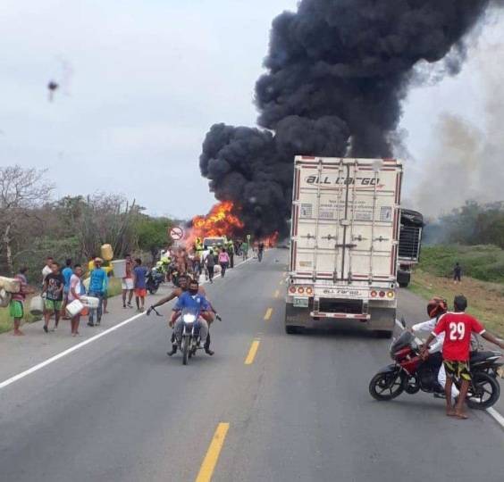 Camión incendiado deja siete muertos en Colombia