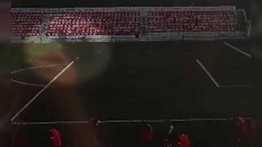 Video: Futbolista es alcanzado por un rayo durante entrenamiento