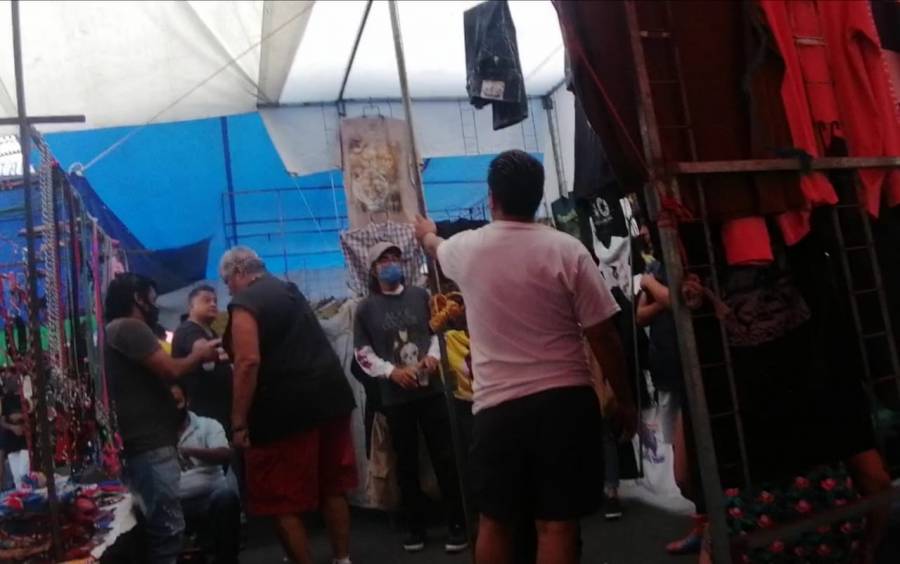 Sin sana distancia saturan tianguis en Iztapalapa