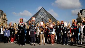 ¡No se olviden de nosotros! Gu&iacute;as tur&iacute;sticos protestan frente al Louvre