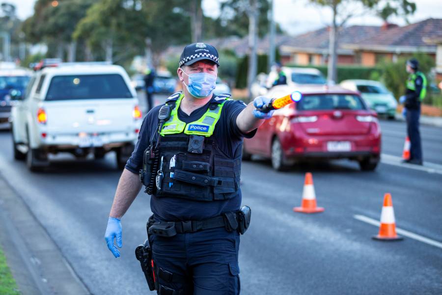 Australia confina a la mitad de su población