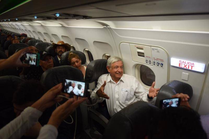 Sanitizan y aseguran Terminal 2 del AICM por vuelo de AMLO