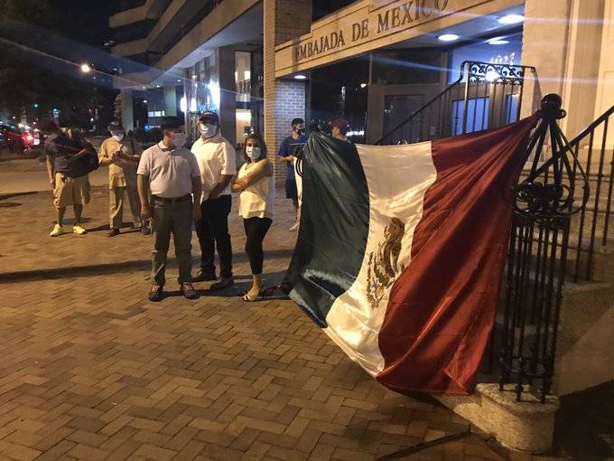 Mexicanos reciben a AMLO en la embajada con cartulinas y gritos de apoyo