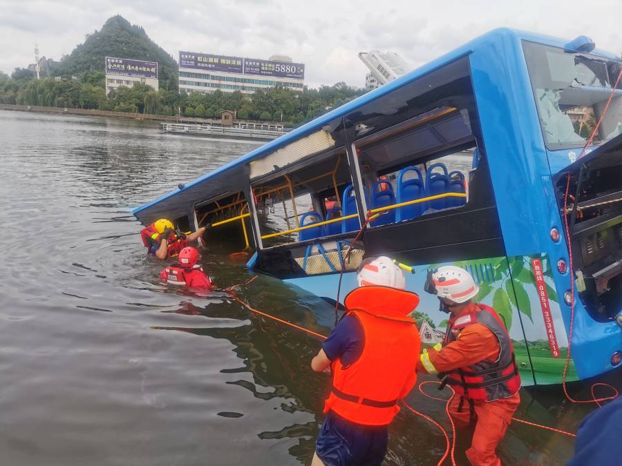 Cae autobús de estudiantes en lago en China