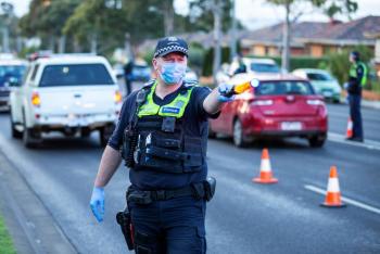 Australia confina a la mitad de su poblaci&oacute;n
