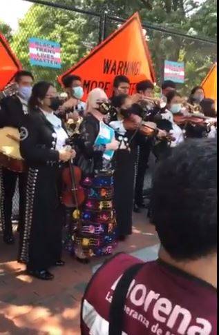 Mexicanos cantan y bailan afuera de la Casa Blanca por visita de AMLO