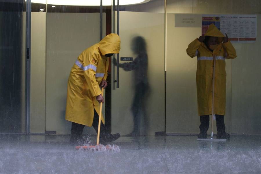Colapsan tuberías de agua del Senado y causan “cascadas” por lluvias [Video]