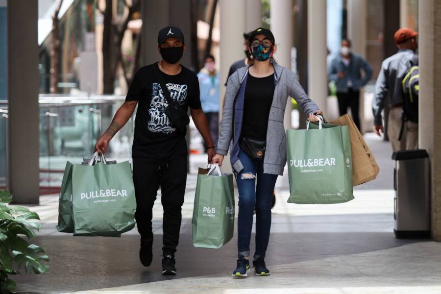 Sheinbaum pide hacer compras esenciales en reapertura de centros comerciales
