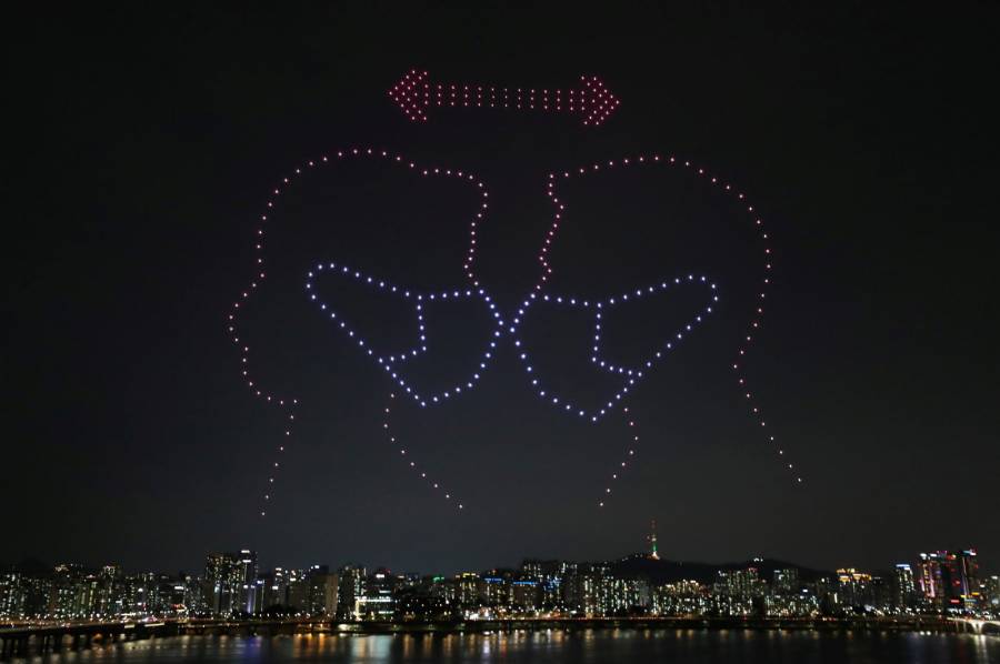 Seul ilumina el cielo con drones para recordar medidas sanitarias
