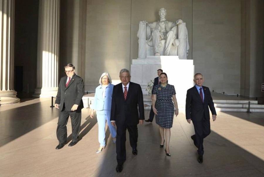 AMLO visita estatuas de Abraham Lincoln y Benito Juárez