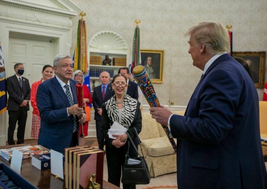AMLO intercambia bate de béisbol con Trump; le regala uno con arte huichol
