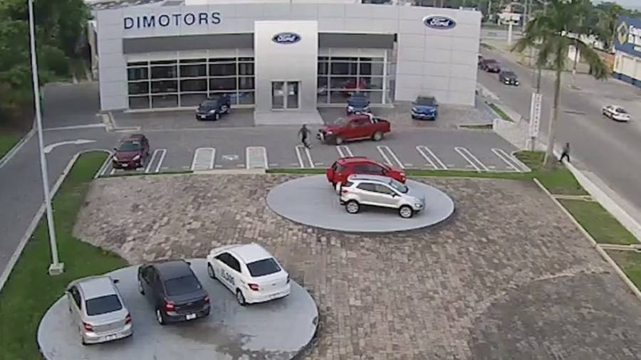 Video: Víctima de asalto atropella a dos presuntos delincuentes en Coatzacoalcos