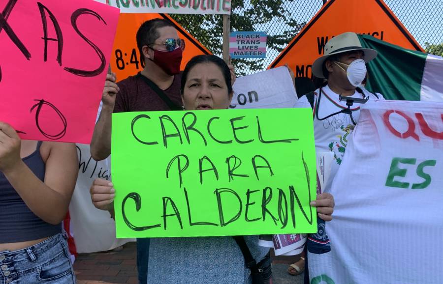 Se manifiestan afuera de la Casa Blanca simpatizantes de AMLO