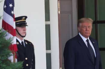 Trump amaga con quitar fondos a  escuelas que no reabran en agosto