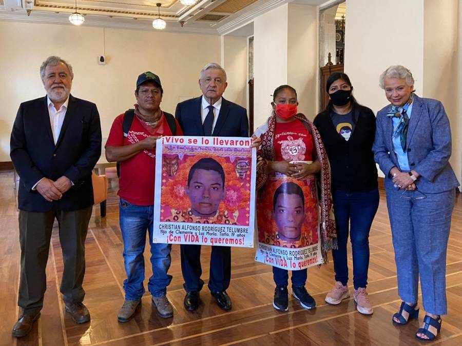 AMLO se compromete con padres de los 43 normalistas para hacerles justicia