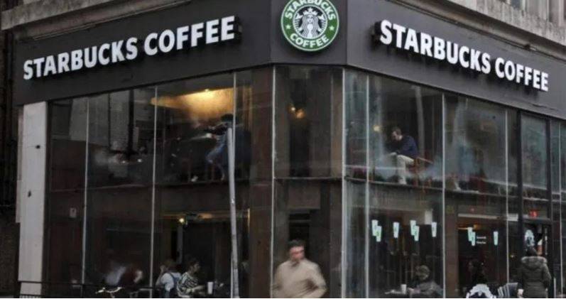 Starbucks exhorta a sus clientes de usar cubrebocas en sus establecimientos en EE.UU