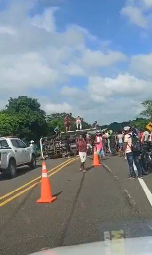 Captan llorando a conductor de camión volcado que intentó detener a saqueadores