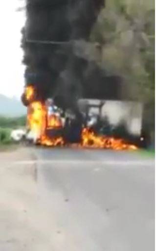 Realizan bloqueos y queman vehículos en Michoacán