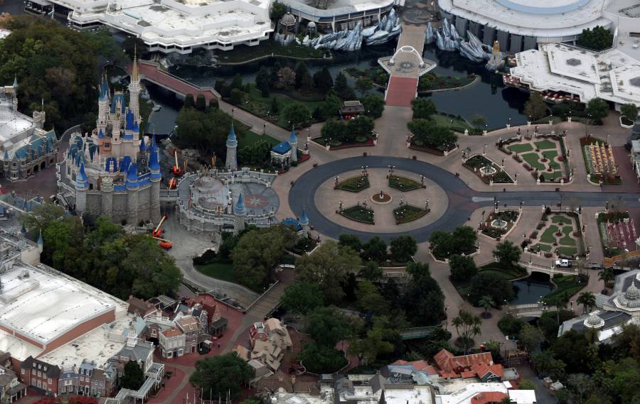 Disney World reabre con uso obligatorio de mascarillas y con Mickey a distancia