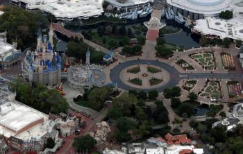 Disney World reabre con uso obligatorio de mascarillas y con Mickey a distancia