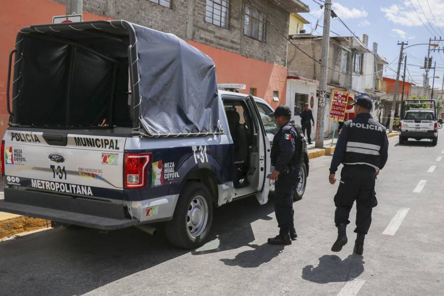 Empujaba su auto robado y descompuesto en Nezahualcóyotl, policías lo detienen