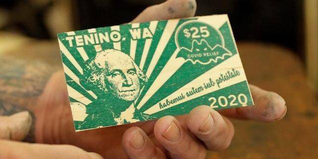 Por Covid-19 billetes de madera sustituyen Dólares en Tenino, Estados Unidos