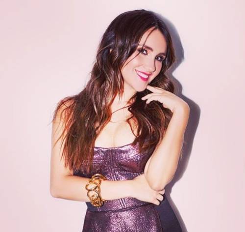 Dulce Mar&iacute;a presume embarazo en revista