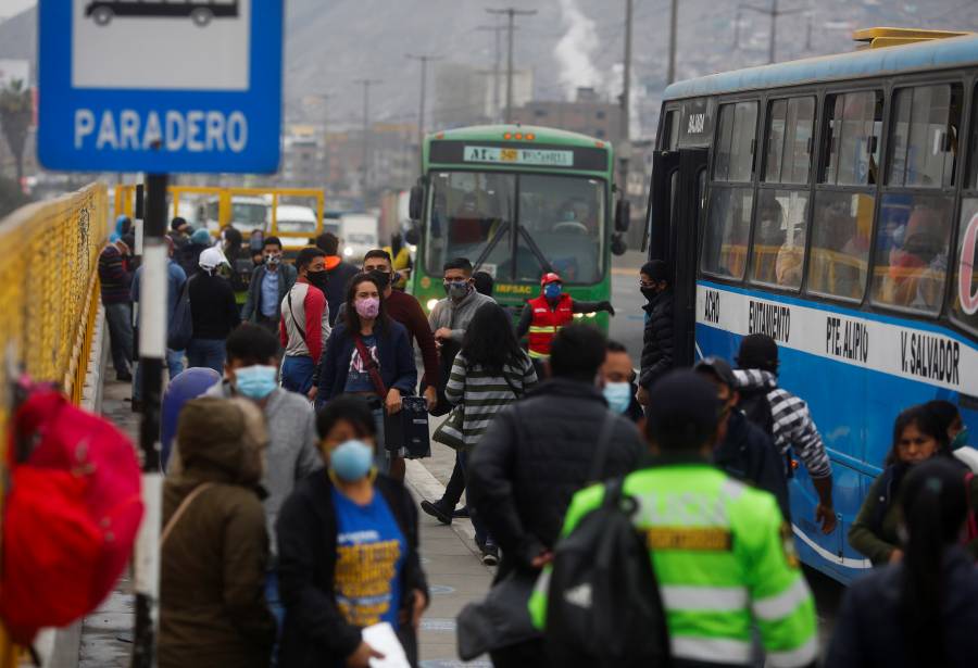 Perú reanuda vuelos nacionales;  pide declaración de salud