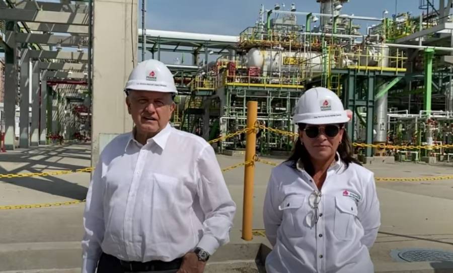 AMLO supervisa refinería en Salamanca y reconoce huachicoleo en Pemex