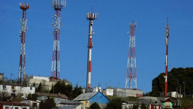 Cárteles instalan antenas en estructuras telefónicas para dar soporte a sus radios bidireccionales