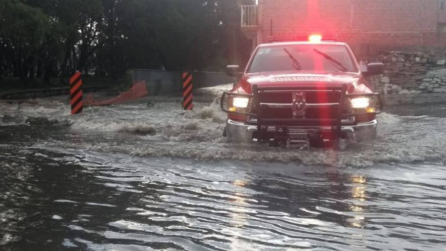 Lluvia afecta vialidades en Guadalajara se ven vehículos flotando