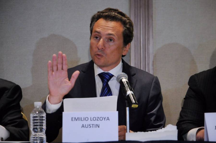 Avión que traslada a Emilio Lozoya hace escala en Canadá
