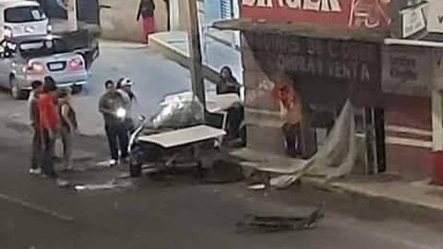 Video: Choca taxista contra poste en Tecámac; fallecen cuatro personas