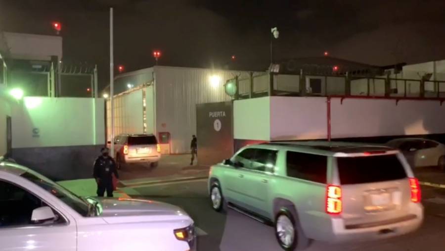 Llegan camionetas de FGR a hangar para el traslado de Lozoya