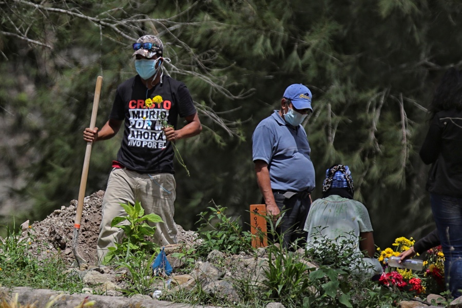 América deja a sus muertos  en cajas de cartón y tráileres